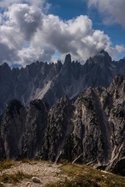 İtalya 'da Dolomitler' de Tre Cime di Lavaredo Dağı.