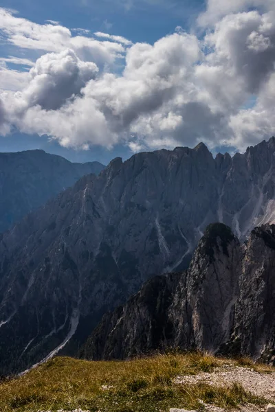 İtalya 'da Dolomitler' de Tre Cime di Lavaredo Dağı.