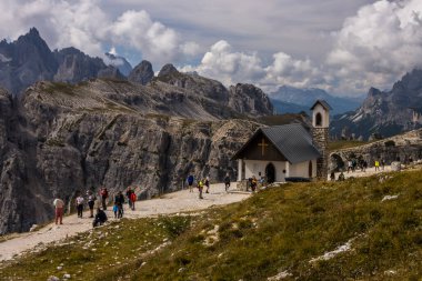 İtalya 'da Dolomitler' de Tre Cime di Lavaredo Dağı.
