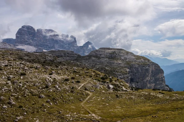 Ορειβατικό Μονοπάτι Tre Cime Lavaredo Στους Δολομίτες Της Ιταλίας — Φωτογραφία Αρχείου