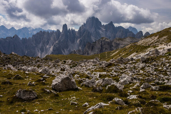 Горная тропа Tre Cime di Lavaredo в Доломитовых Альпах в Италии