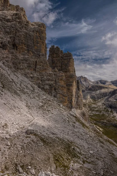 İtalya 'da Dolomitler' de Tre Cime di Lavaredo Dağı.