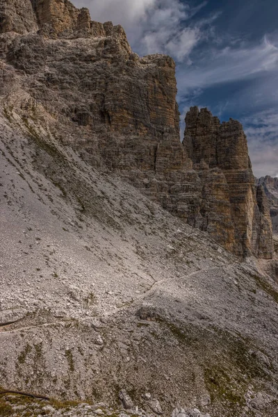 İtalya 'da Dolomitler' de Tre Cime di Lavaredo Dağı.