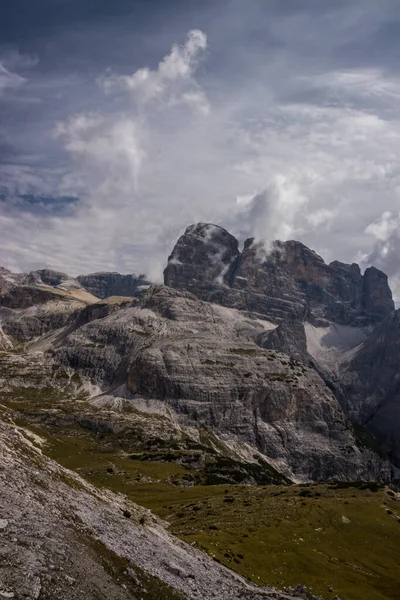 İtalya 'da Dolomitler' de Tre Cime di Lavaredo Dağı.