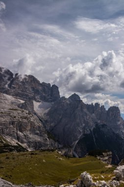 İtalya 'da Dolomitler' de Tre Cime di Lavaredo Dağı.