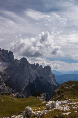 İtalya 'da Dolomitler' de Tre Cime di Lavaredo Dağı.
