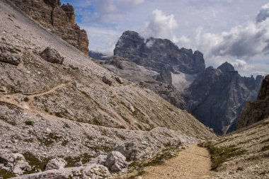 Dolomitlerdeki Dağ Yolu Tre Cime di Lavaredo