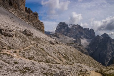 Dolomitlerdeki Dağ Yolu Tre Cime di Lavaredo
