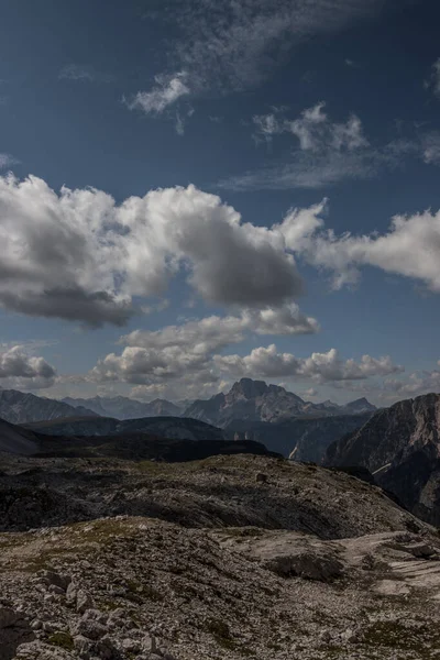 İtalya 'da Dolomitler' de Tre Cime di Lavaredo Dağı.