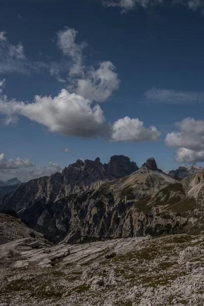 İtalya 'da Dolomitler' de Tre Cime di Lavaredo Dağı.
