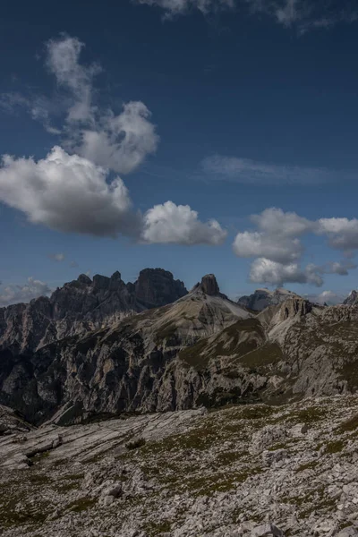 İtalya 'da Dolomitler' de Tre Cime di Lavaredo Dağı.