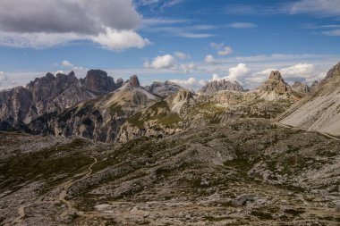 Dolomitlerdeki Dağ Yolu Tre Cime di Lavaredo