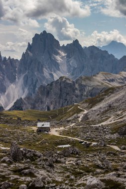 Dolomitlerdeki Dağ Yolu Tre Cime di Lavaredo