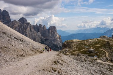 Dolomitlerdeki Dağ Yolu Tre Cime di Lavaredo
