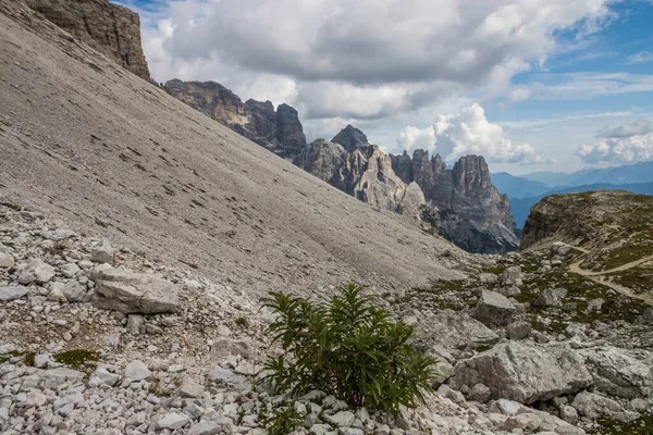 Dolomitlerdeki Dağ Yolu Tre Cime di Lavaredo