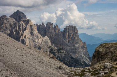 Dolomitlerdeki Dağ Yolu Tre Cime di Lavaredo