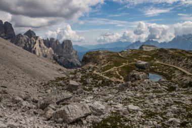 Dolomitlerdeki Dağ Yolu Tre Cime di Lavaredo