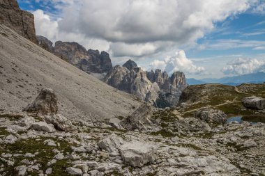 Dolomitlerdeki Dağ Yolu Tre Cime di Lavaredo