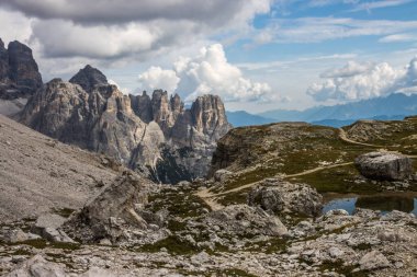 Dolomitlerdeki Dağ Yolu Tre Cime di Lavaredo