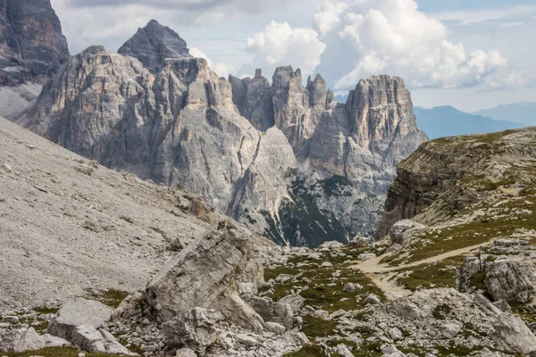 Dolomitlerdeki Dağ Yolu Tre Cime di Lavaredo