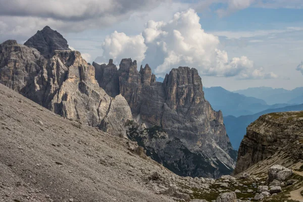 Dolomitlerdeki Dağ Yolu Tre Cime di Lavaredo