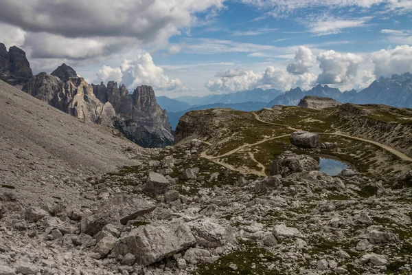 Dolomitlerdeki Dağ Yolu Tre Cime di Lavaredo