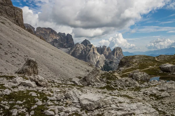 Dolomitlerdeki Dağ Yolu Tre Cime di Lavaredo