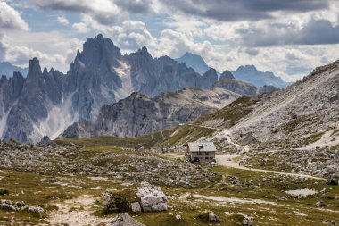 İtalya 'da Dolomitler' de Tre Cime di Lavaredo Dağı.