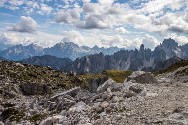 Dolomitlerdeki Dağ Yolu Tre Cime di Lavaredo