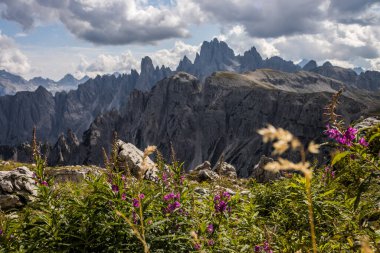Dolomitlerdeki Dağ Yolu Tre Cime di Lavaredo