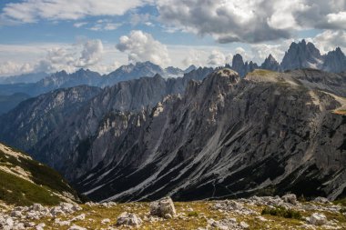 Dolomitlerdeki Dağ Yolu Tre Cime di Lavaredo