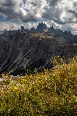 Dolomitlerdeki Dağ Yolu Tre Cime di Lavaredo