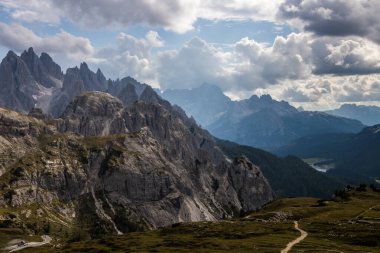 Dolomitlerdeki Dağ Yolu Tre Cime di Lavaredo