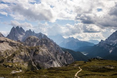 Dolomitlerdeki Dağ Yolu Tre Cime di Lavaredo