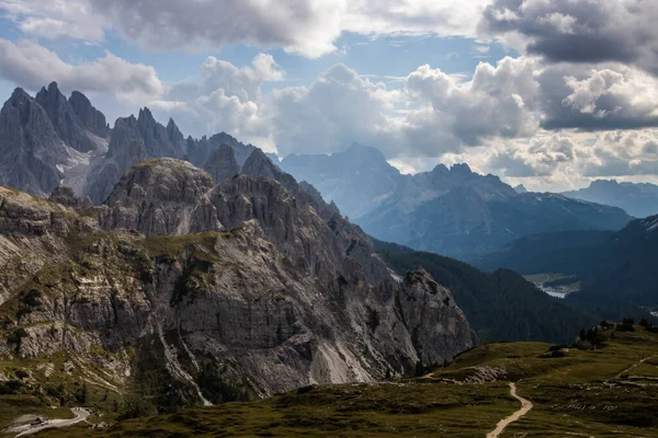 Dolomitlerdeki Dağ Yolu Tre Cime di Lavaredo