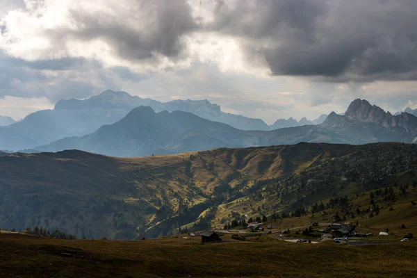 Dolomitlerdeki Dağ Yolu Tre Cime di Lavaredo