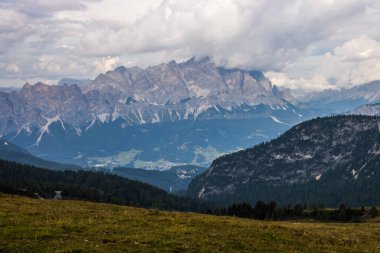 Dolomitlerdeki Giau Geçidi 'nin üzerindeki bulutlar