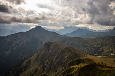 Dolomitlerdeki Giau Geçidi 'nin üzerindeki bulutlar