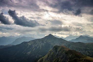 Dolomitlerdeki Dağ Yolu Tre Cime di Lavaredo