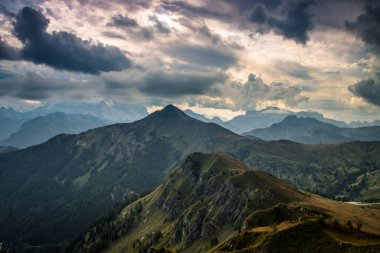 Dolomitlerdeki Dağ Yolu Tre Cime di Lavaredo