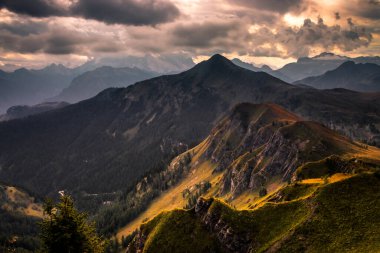 Dolomitlerdeki Dağ Yolu Tre Cime di Lavaredo