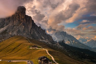 Dolomitlerle Dağ Yolu Giau Geçidi