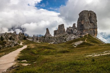 Dolomitlerde Cinque Torri Bulutları