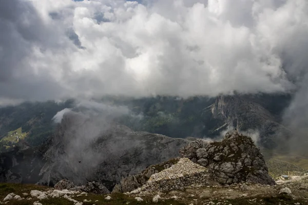 Гірський Шлях Cinque Torri Dolomites — стокове фото