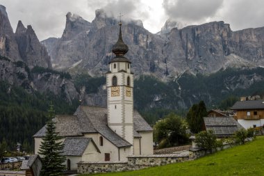 Dolomitlerde kilisenin üzerindeki bulutlar