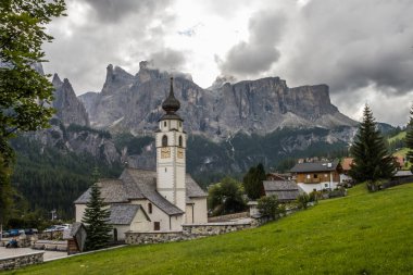 Dolomitlerde kilisenin üzerindeki bulutlar