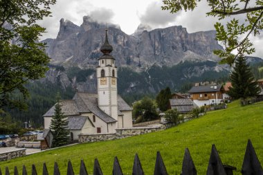 Dolomitlerde kilisenin üzerindeki bulutlar