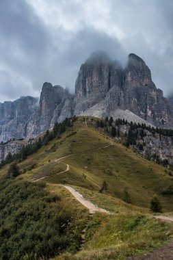 Dolomitlerdeki Gardena Geçidi 'nin üzerinde yakıcı bir günbatımı..