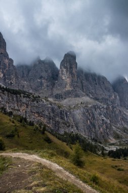 Dolomitlerdeki Gardena Geçidi 'nin üzerindeki bulutlar