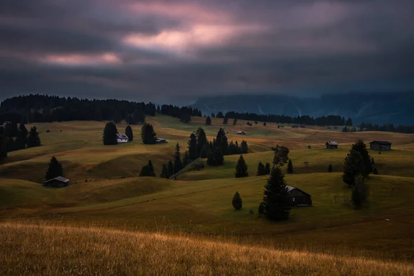 日の出山の牧草地で夜明け Seiser Alm Dolomites — ストック写真